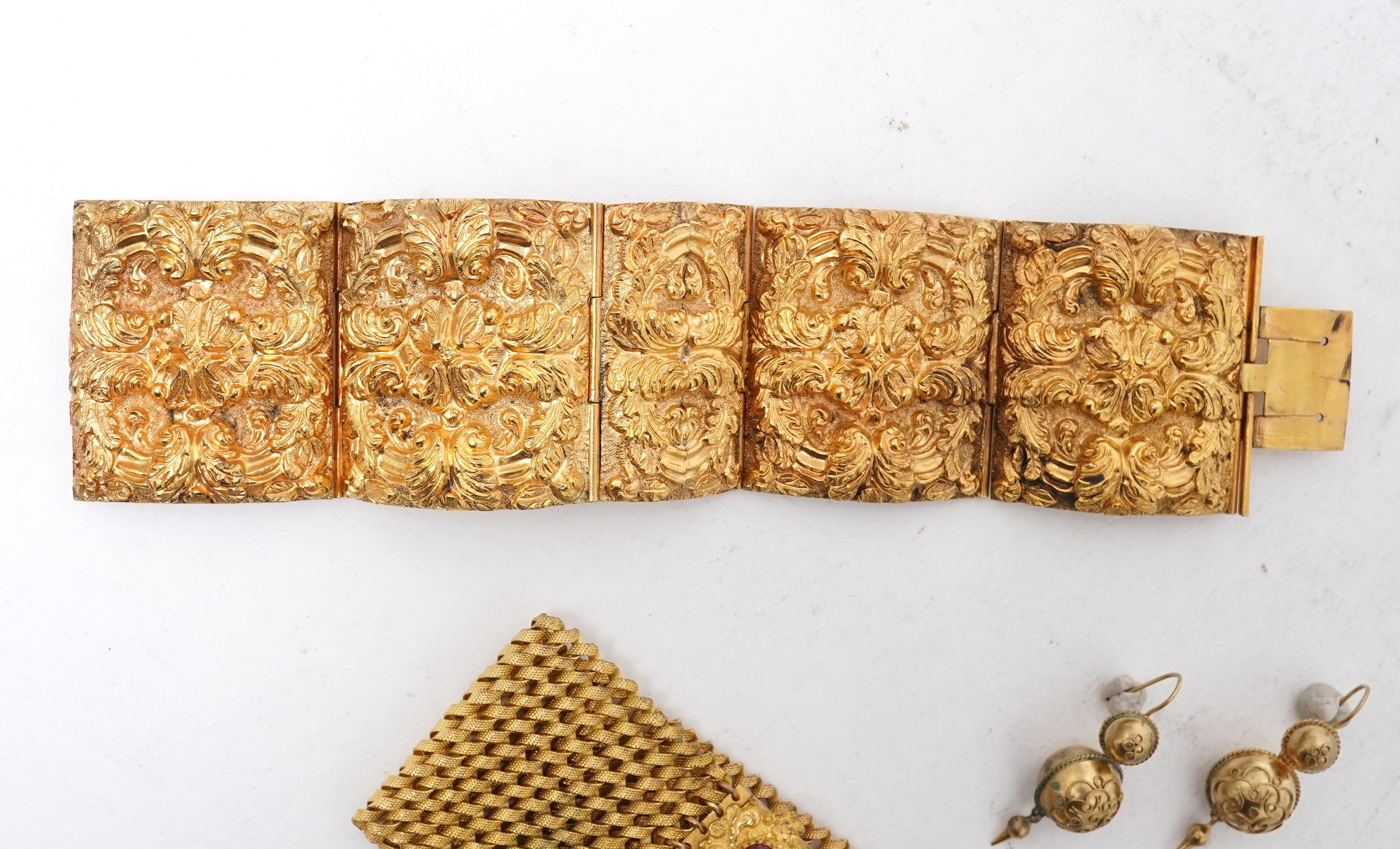 A collection of pinchbeck/gilt metal jewels, 19th century